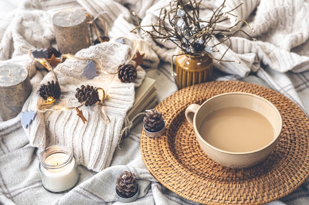 Foto gratuita acogedora composición otoñal con una gran taza de café en la cama