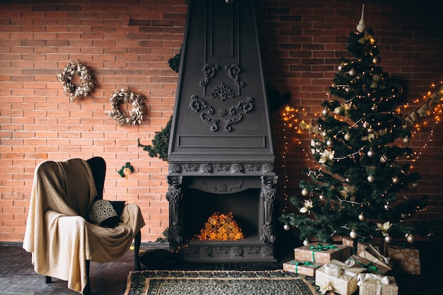 Acogedora sala de estar con chimenea y arbol de navidad.