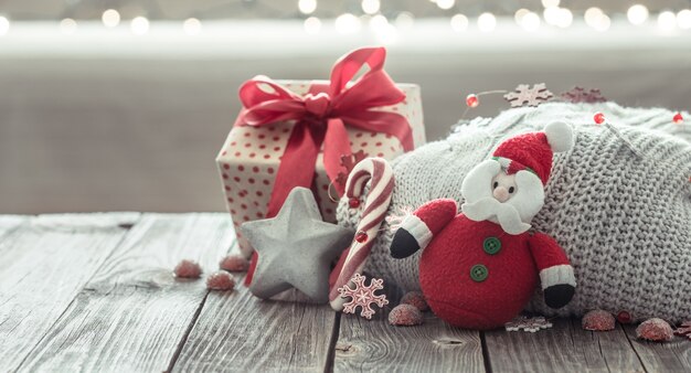 Acogedoras decoraciones navideñas en una mesa de madera