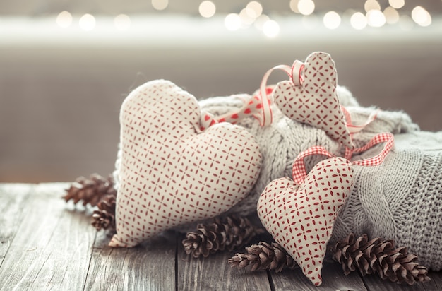 Acogedoras decoraciones navideñas en una mesa de madera