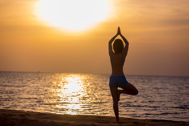 Actitud del árbol del yoga