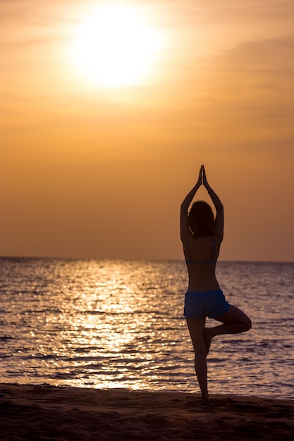 Foto gratuita actitud del árbol del yoga