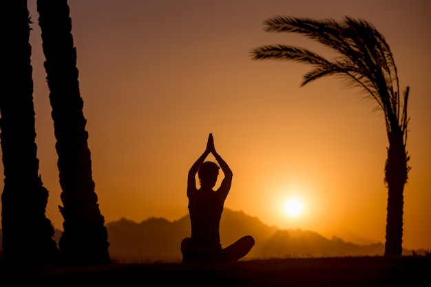 Actitud fácil de yoga Silueta