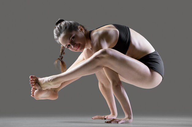 Actitud de yoga que presiona el hombro