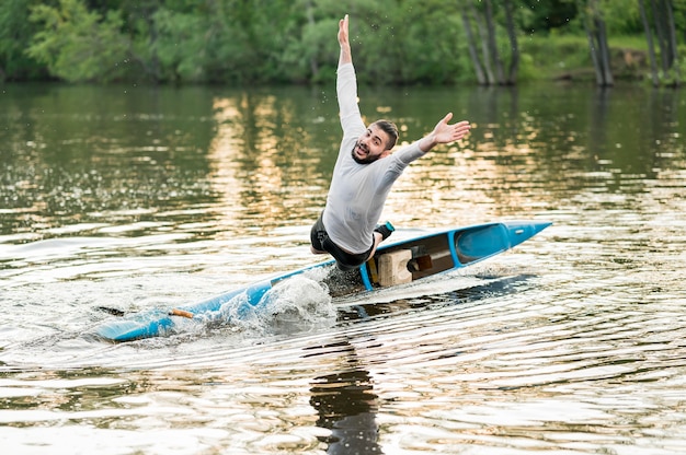Foto gratuita actividad al aire libre con canoa