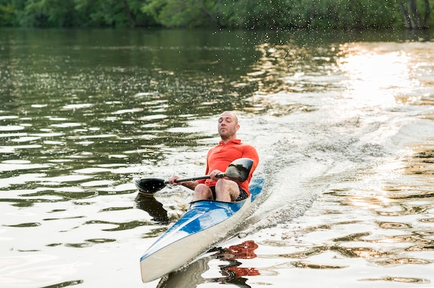 Actividad al aire libre con kayak