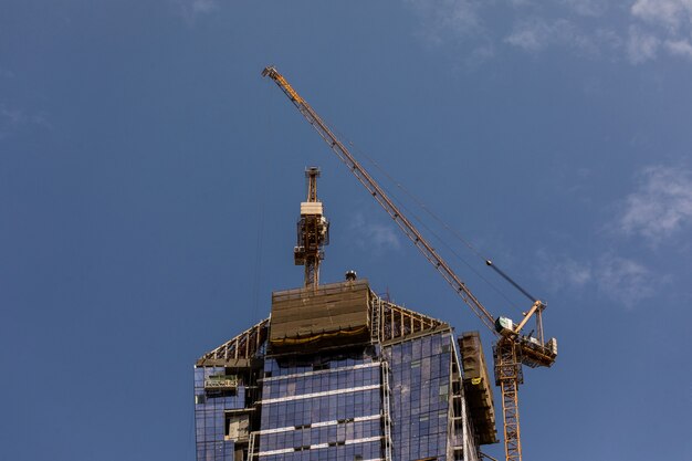 actividad de construcción en el centro de Dubai en Dubai, Emiratos Árabes Unidos. Dubai es la ciudad y el emirato más poblado de los Emiratos Árabes Unidos.