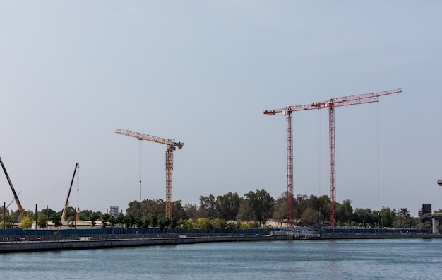 actividad de construcción en el centro de Dubai en Dubai, Emiratos Árabes Unidos. Dubai es la ciudad y el emirato más poblado de los Emiratos Árabes Unidos.