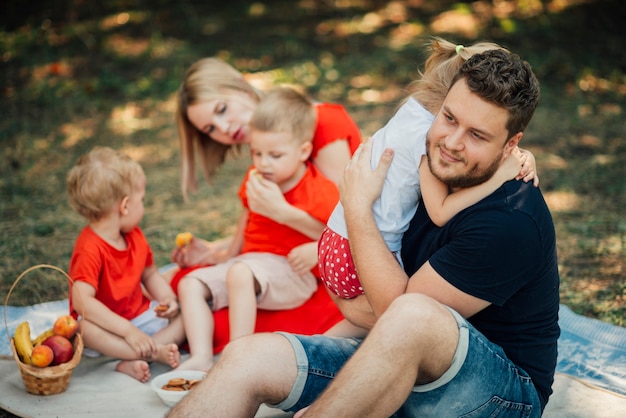 Foto gratuita actividades familiares en el parque.