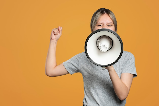 Activista femenina con un megáfono con espacio de diseño.