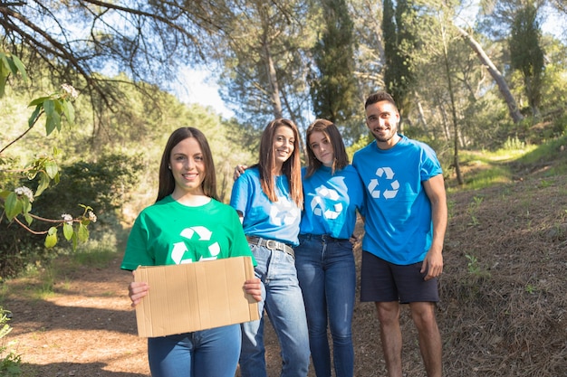 Foto gratuita activistas de ecycle de pie en el bosque