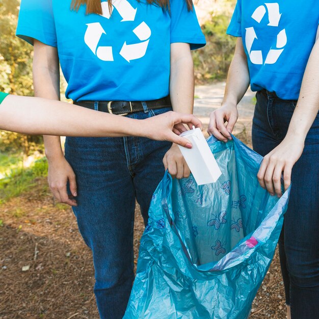 Activistas recogiendo basura de papel en bolsa