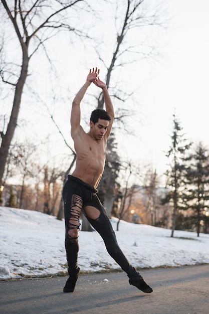 Foto gratuita actuación de ballet en la calle