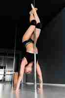 Foto gratuita actuación de la mujer en pole dance