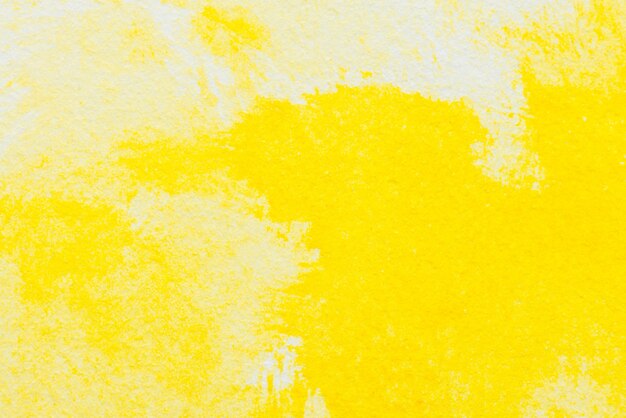 Acuarela abstracta amarilla con textura sobre papel blanco