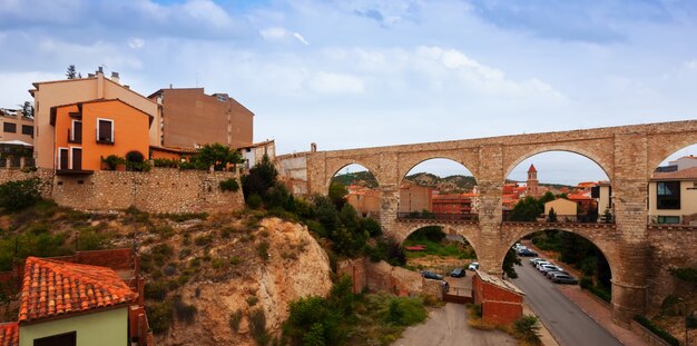 Acueducto de Los Arcos en verano. Teruel