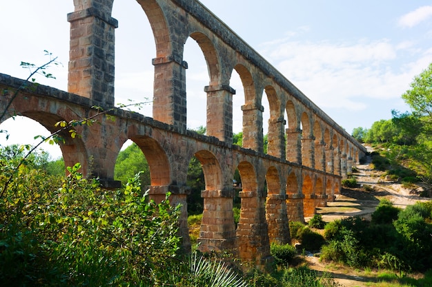 Acueducto romano de les Ferreres en un día soleado