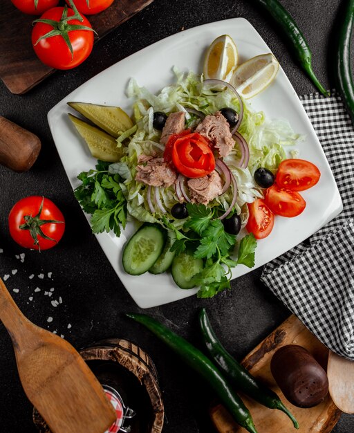 Aderezo cremoso con limón, tomate y hierbas.