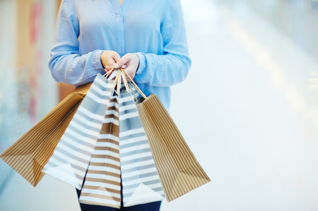 Foto gratuita adicto a las compras con bolsas