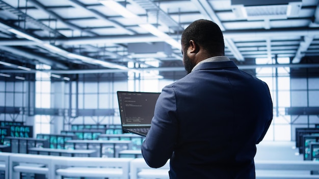 Administrador en el centro de datos ejecutando utilidades de comprobación de errores en la tableta para arreglar errores de hardware