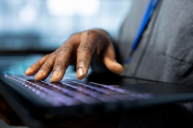 Administrador en el centro de datos escribiendo en el teclado del portátil utilizando herramientas de automatización