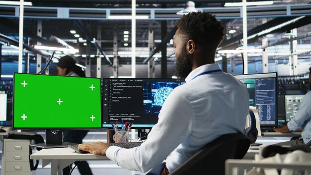 Administrador del centro de datos que utiliza una PC de pantalla verde para hacer la programación del árbol de nodos