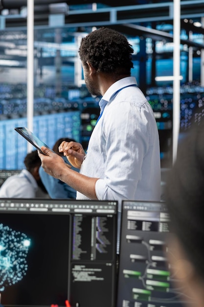 El administrador del centro de datos utiliza la tecnología de visualización de IA en la tableta para supervisar las tareas