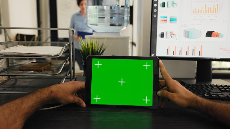 Foto gratuito el administrador de pov usa una tableta con pantalla verde