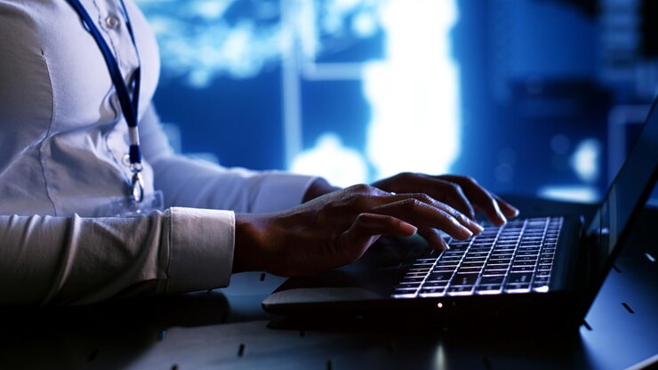 Foto gratuito administrador del sistema escribiendo un guión de ia