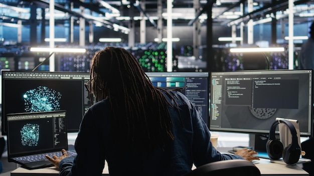 Administrador de sistemas de centros de datos que utiliza algoritmos para analizar grandes conjuntos de datos