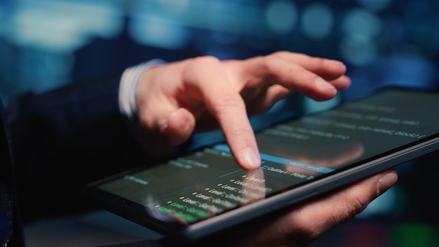 Foto gratuita administrador de sistemas masculino inspeccionando grandes datos en tabletas, trabajando en un centro de datos moderno. especialista en infraestructura inspeccionando sistemas de rack de servidores, inteligencia artificial. disparo de mano. de cerca.