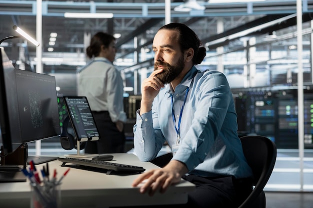 Administrador de sistemas que utiliza la computadora en el centro de datos ejecutando scripts