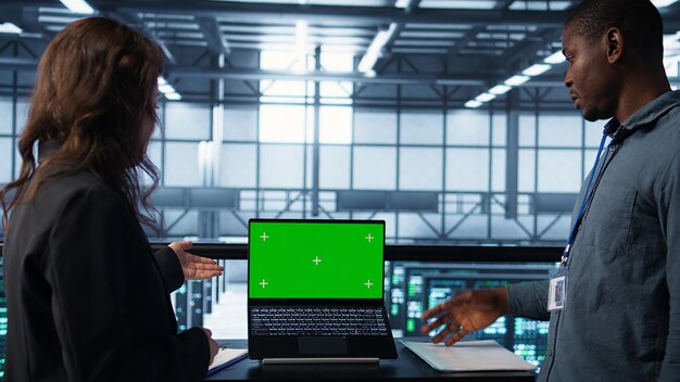Administradores de sistemas de centros de datos que utilizan una maqueta de portátil