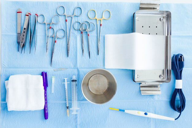 Se administran muchos tipos de equipos médicos para que el cirujano comience a operar en el quirófano.