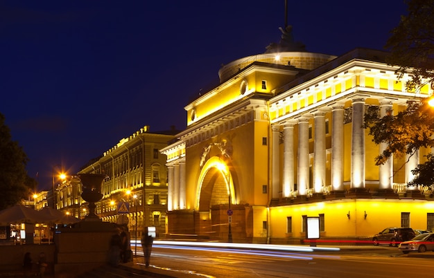 Admiralty Embankment en la noche