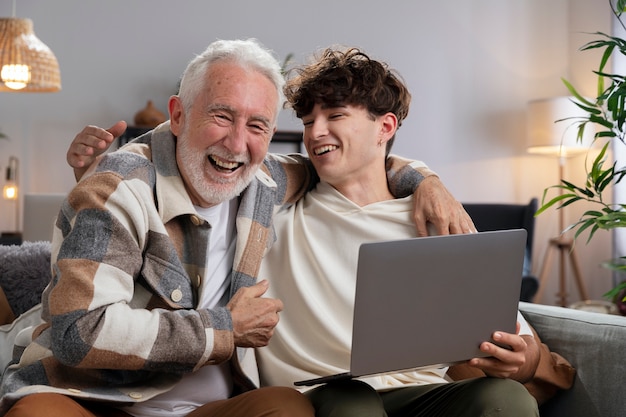 Adolescente y abuelo sonriente de tiro medio