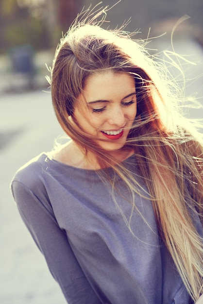 Foto gratuita adolescente adorable riendo con los ojos cerrados