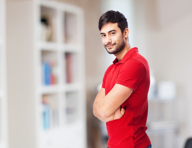 Adolescente sin afeitar usando camiseta roja