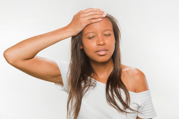 Adolescente africana que sufre de dolor de cabeza