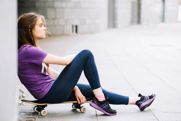 Adolescente agotado en patineta