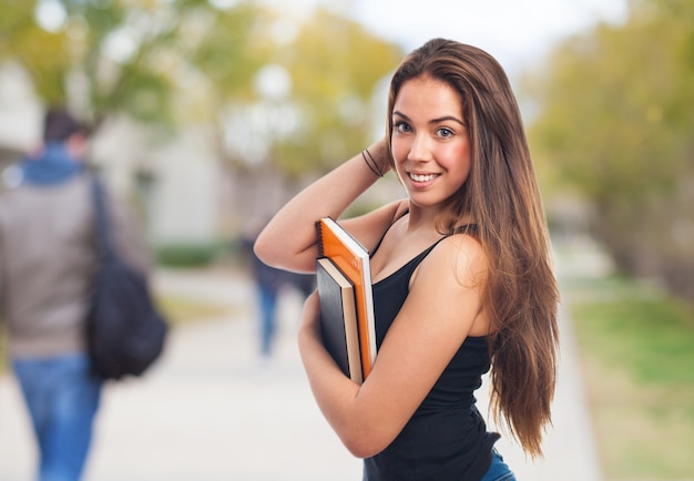 Adolescente alegre antes de ir a estudiar