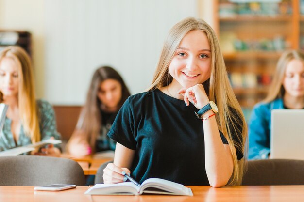 Adolescente alegre en la lección