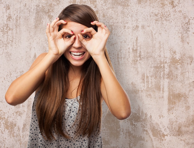 Foto gratuita adolescente alegre pasándolo bien