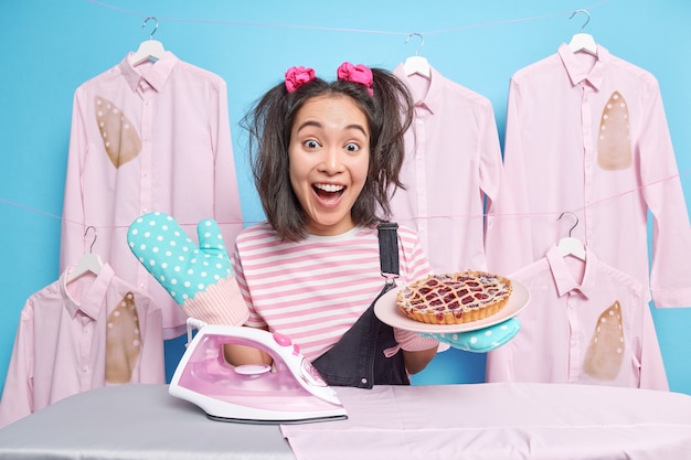 Adolescente alegre tiene expresión feliz