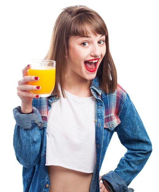 Adolescente alegre con un vaso de zumo de naranja