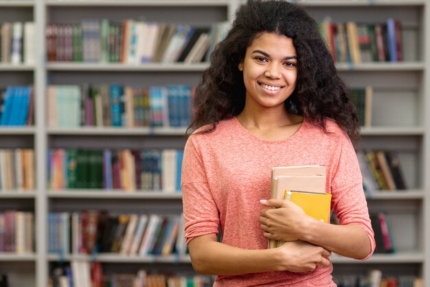 Adolescente de alto ángulo en la biblioteca