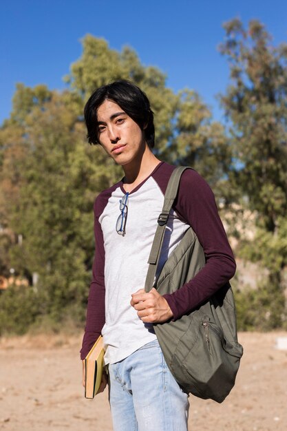 Adolescente asiática en el parque