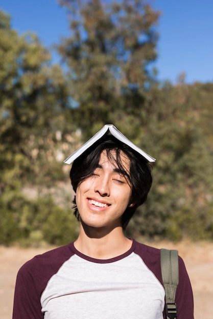 Foto gratuita adolescente asiático sonriente divertido