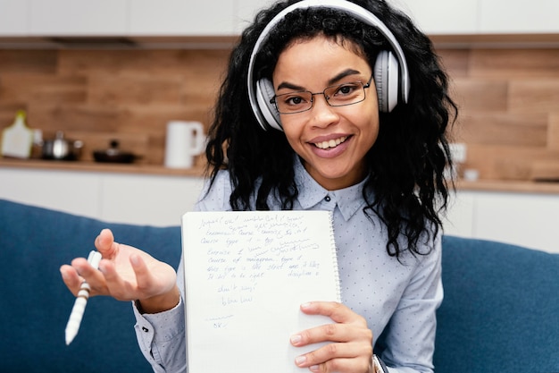 Foto gratuita adolescente con auriculares durante la escuela en línea