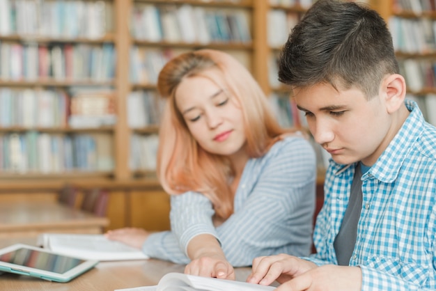 Adolescente ayudando a amigo con la tarea